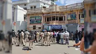 नीट विरोध प्रदर्शन में बेतिया में बवाल, पथराव के बाद लाठीचार्ज, दो मकानों से 14 प्रदर्शनकारी हिरासत में