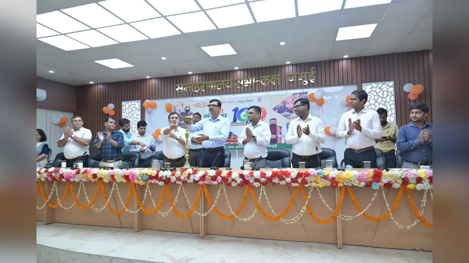 फोटो दीप प्रज्ज्वलित कर कार्यक्रम का शुभारंभ करते डीएम व अन्य | Prabhat Khabar Network फोटो दीप प्रज्ज्वलित कर कार्यक्रम का शुभारंभ करते डीएम व अन्य | Prabhat Khabar Network
