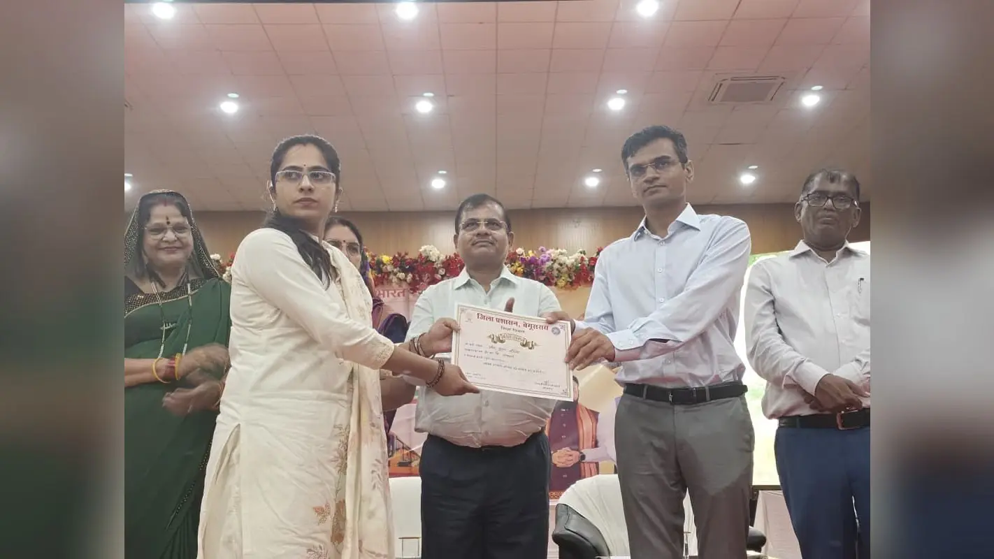 लाभार्थी को प्रमाण पत्र देते डीएम | Prabhat Khabar Network लाभार्थी को प्रमाण पत्र देते डीएम | Prabhat Khabar Network