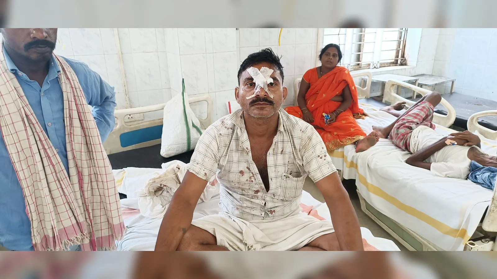 घायल मुखिया मगध मेडिकल में भर्ती | Prabhat Khabar Network घायल मुखिया मगध मेडिकल में भर्ती | Prabhat Khabar Network