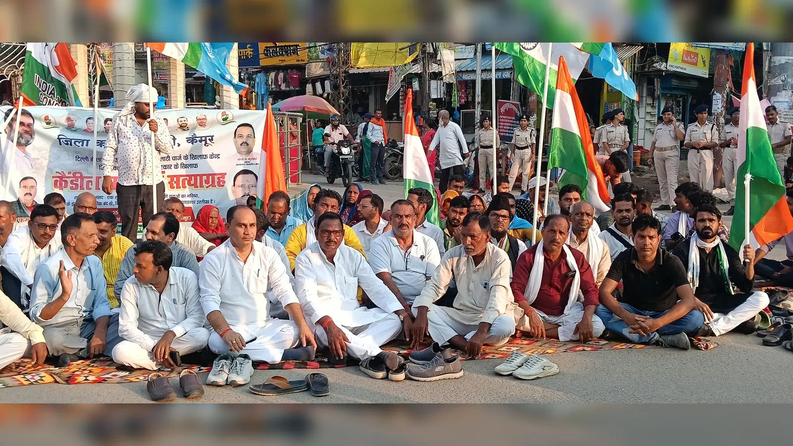 सत्याग्रह पर बैठे कांग्रेस कार्यकर्ता | Prabhat Khabar Network सत्याग्रह पर बैठे कांग्रेस कार्यकर्ता | Prabhat Khabar Network