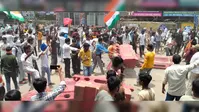 सासाराम में विरोध में प्रदर्शन, बैरिकेडिंग तोड़ी, पुलिस की टी-शर्ट पहनकर भीड़ भड़काने के आरोप में युवक गिरफ्तार