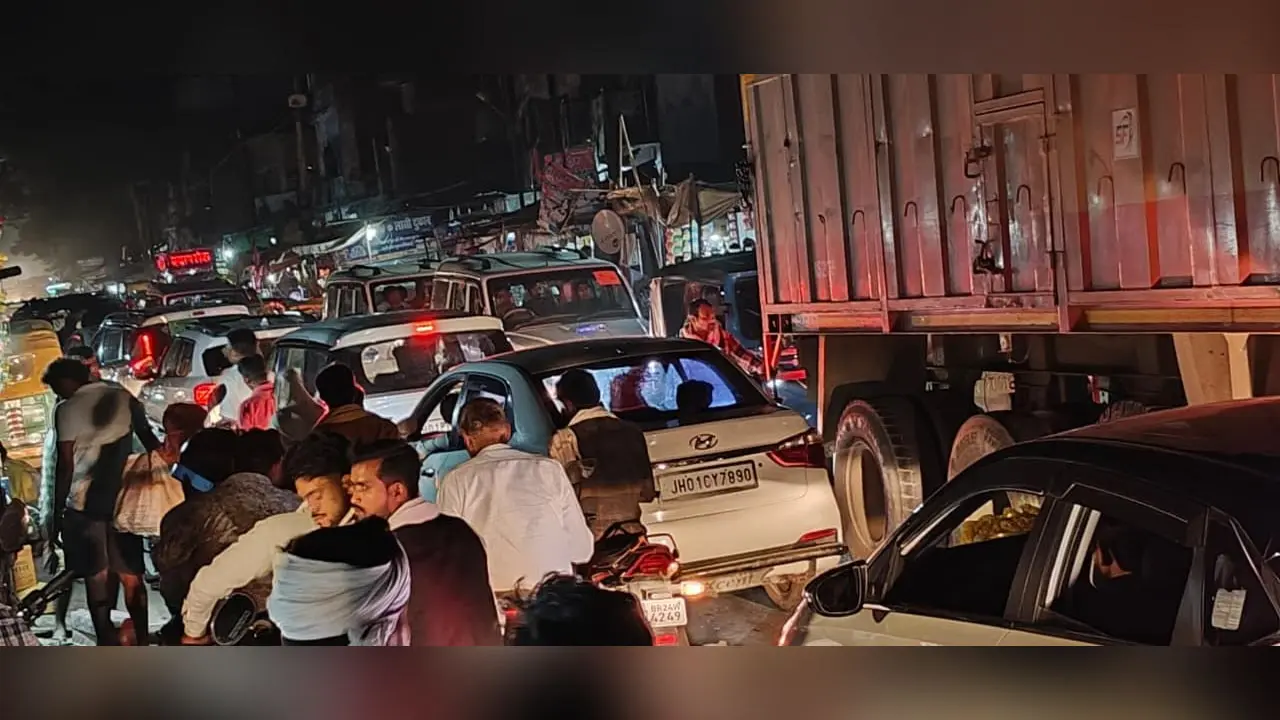 अतिक्रमण के चलते करगहर बजार में लगा जाम | Prabhat Khabar Network अतिक्रमण के चलते करगहर बजार में लगा जाम | Prabhat Khabar Network