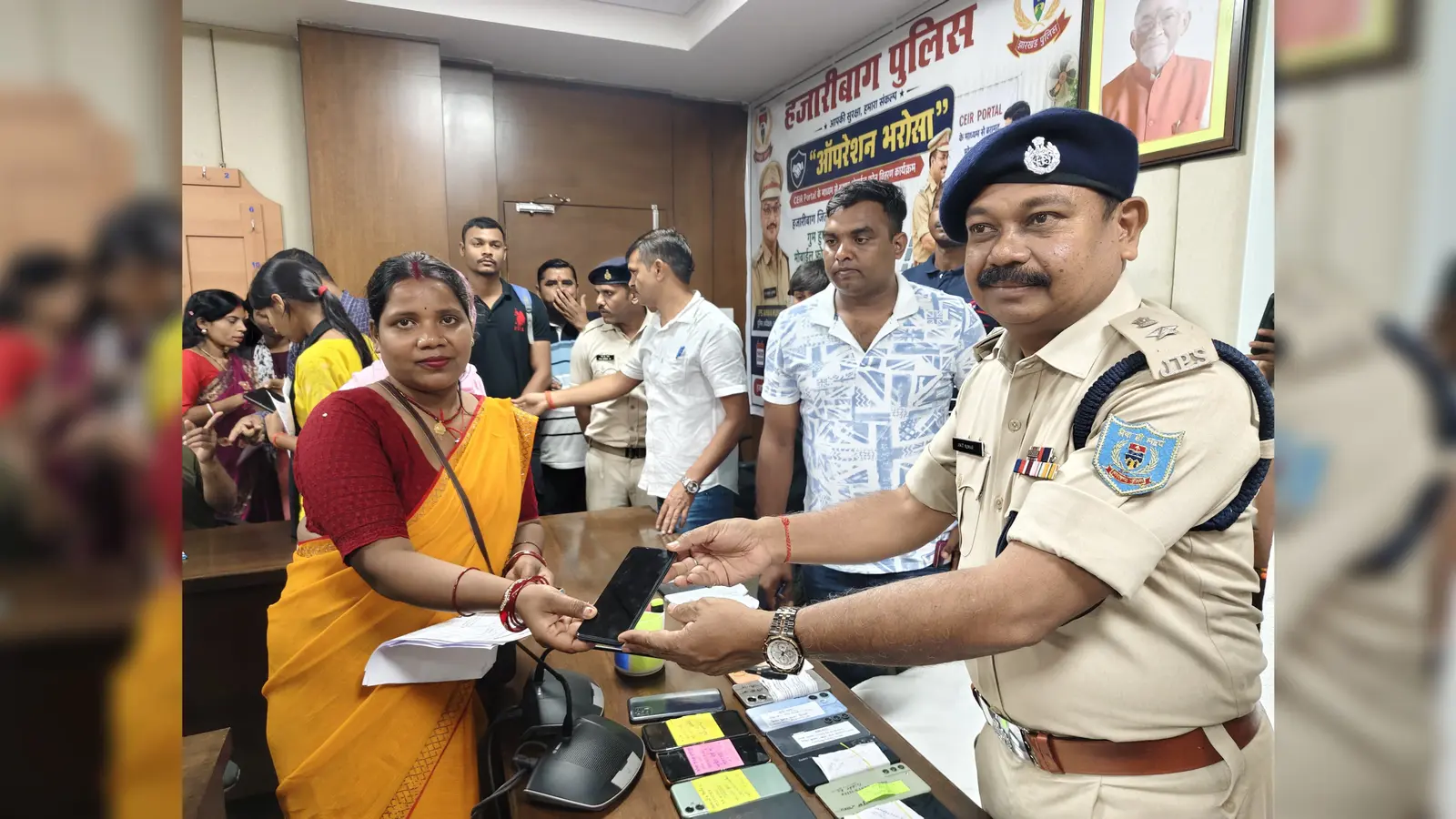 धारकों को मोबाइल सौंपते एसपी अभियान | Prabhat Khabar Network धारकों को मोबाइल सौंपते एसपी अभियान | Prabhat Khabar Network