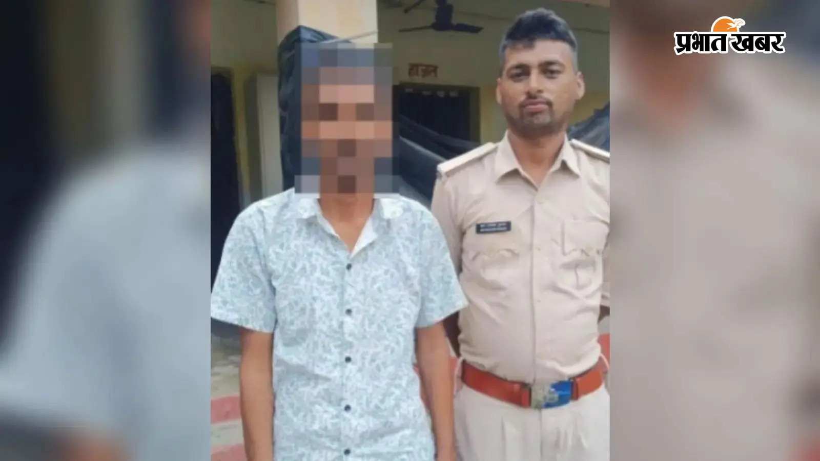 थाने में गिरफ्तार तस्कर की तस्वीर थाने में गिरफ्तार तस्कर की तस्वीर