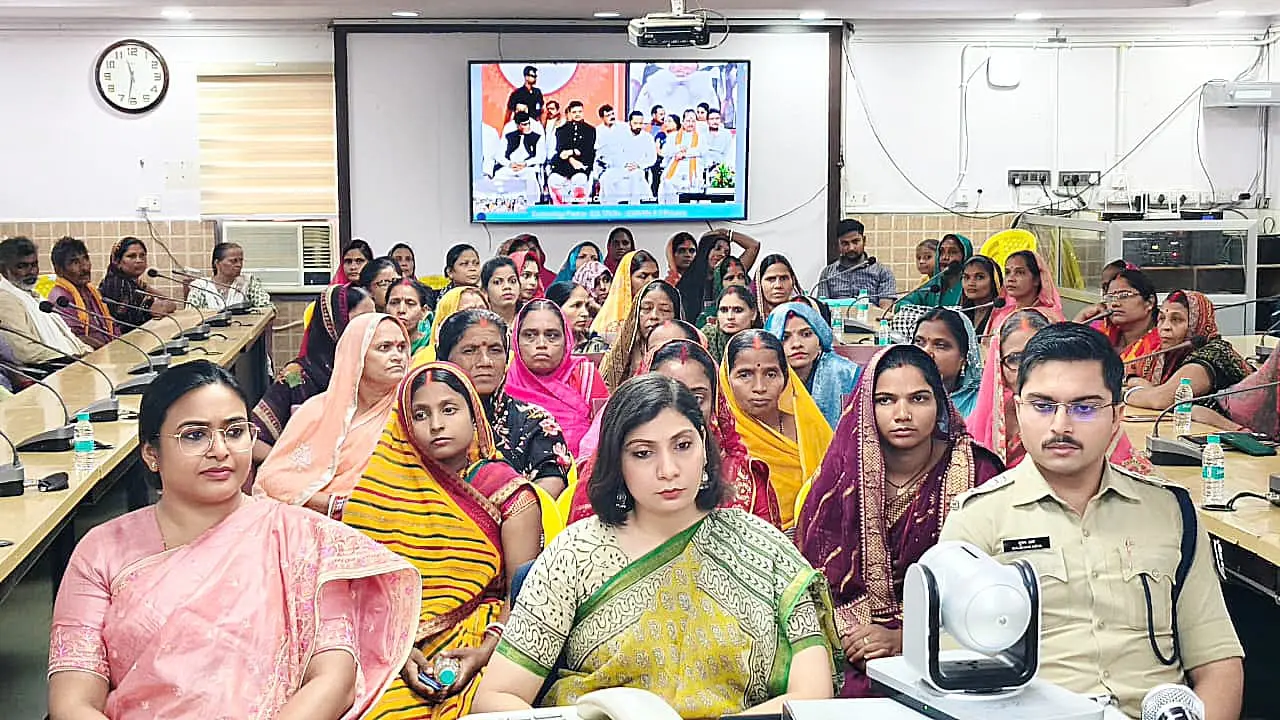 फोटो -कार्यक्रम मे शामिल डीएम व अन्य | Prabhat Khabar Network फोटो -कार्यक्रम मे शामिल डीएम व अन्य | Prabhat Khabar Network