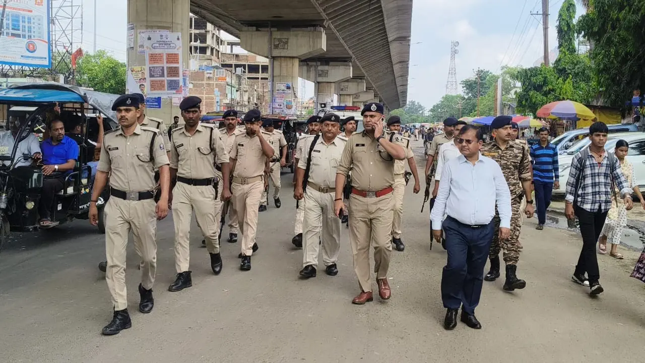 एनएच 31 पर प्रदर्शन करते छात्र युवा एनएच-31 पर पैदल फ्लैग मार्च करते डीएम-एसपी | Prabhat Khabar Network एनएच 31 पर प्रदर्शन करते छात्र युवा एनएच-31 पर पैदल फ्लैग मार्च करते डीएम-एसपी | Prabhat Khabar Network