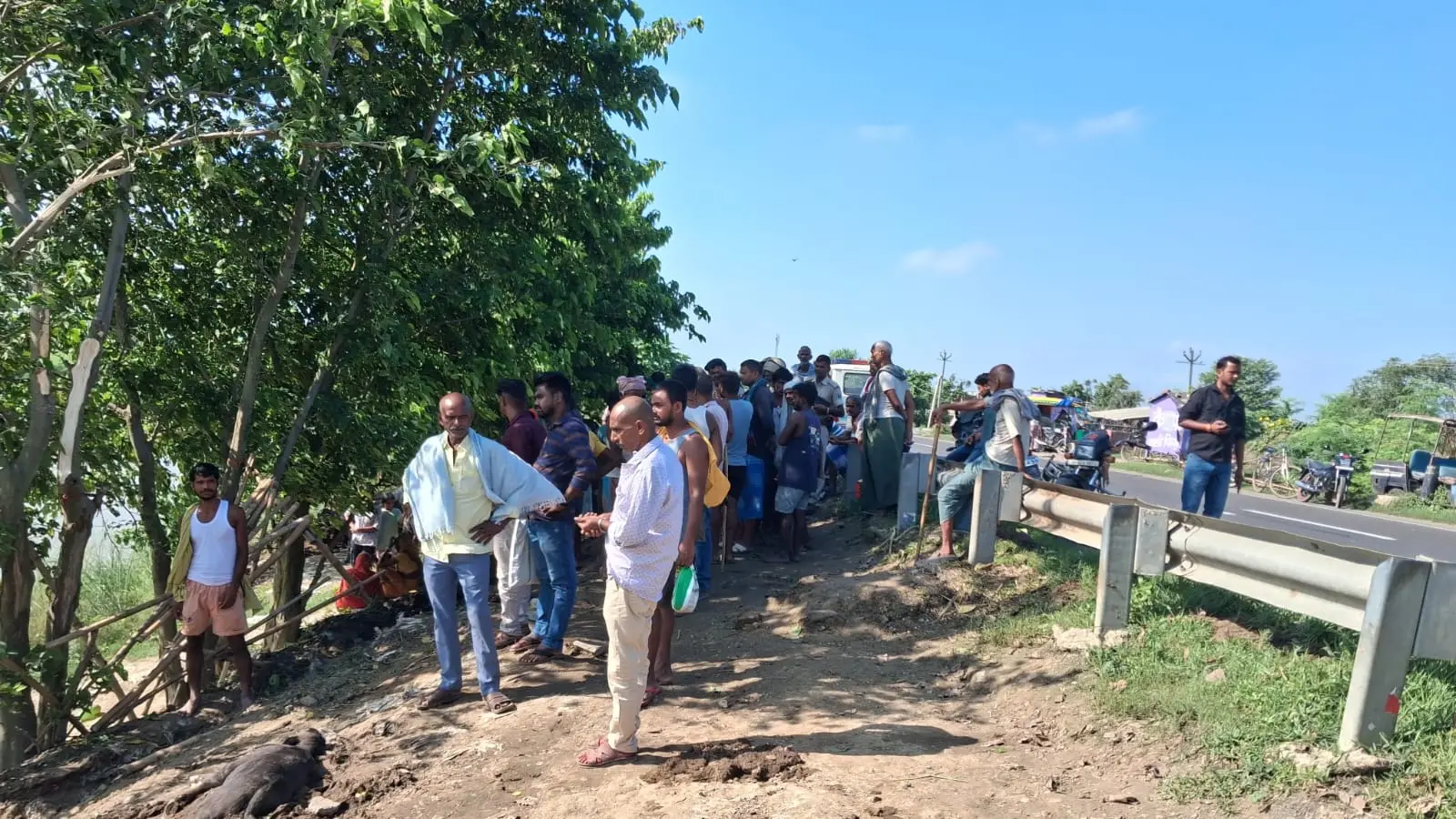 सड़क किनारे पलटी ट्रक को देखते लोग | Prabhat Khabar Network सड़क किनारे पलटी ट्रक को देखते लोग | Prabhat Khabar Network
