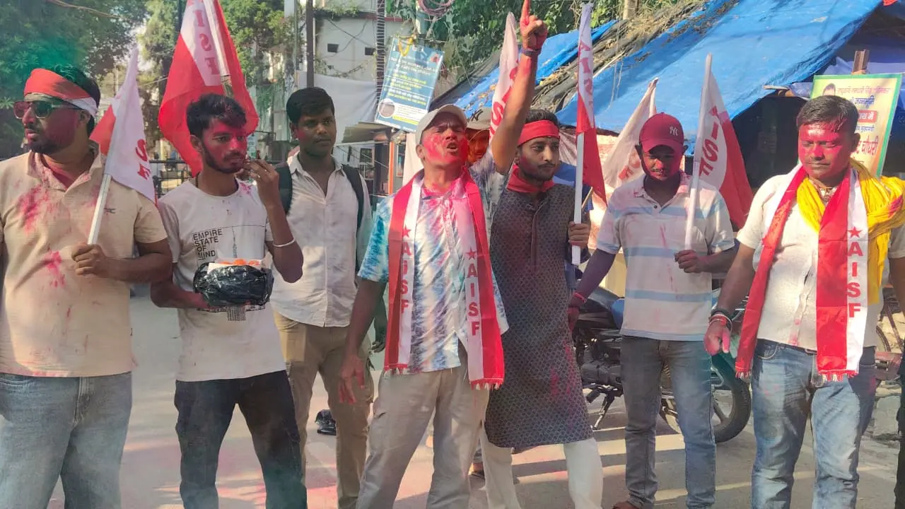 जश्न मनाते एआइएसएफ कार्यकर्ता | Prabhat Khabar Network जश्न मनाते एआइएसएफ कार्यकर्ता | Prabhat Khabar Network