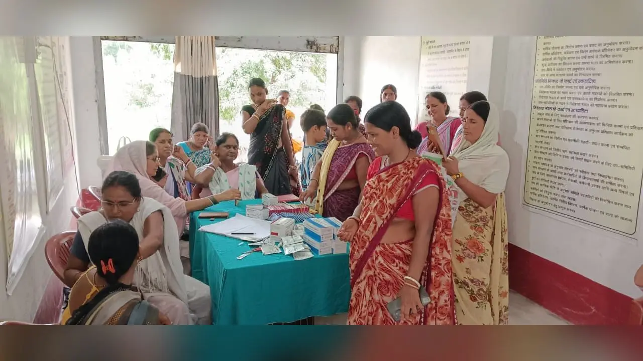 परिवार नियोजन कैंप में शामिल जीविका दीदी. | Prabhat Khabar Network परिवार नियोजन कैंप में शामिल जीविका दीदी. | Prabhat Khabar Network