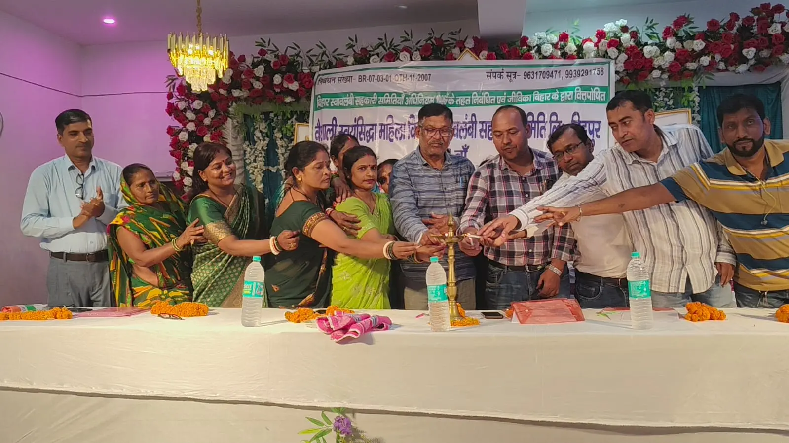 दीप प्रज्वलित कर उद्घाटन करते अतिथि व कार्यक्रम के दौरान मौजूद अंशधारी सदस्य | Prabhat Khabar Network दीप प्रज्वलित कर उद्घाटन करते अतिथि व कार्यक्रम के दौरान मौजूद अंशधारी सदस्य | Prabhat Khabar Network