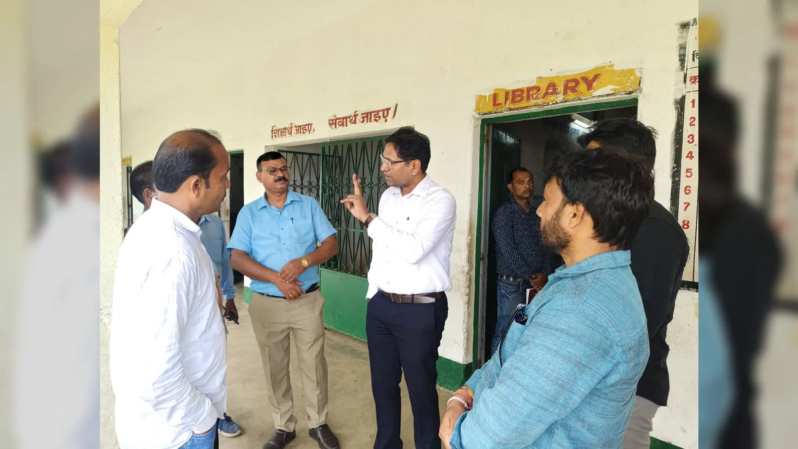 जांच के लिये युएचएस पदमपुर पहुंचे जिला शिक्षा पदाधिकारी कैलाश मिश्रा के बातचीत करते ग्रामीण | Prabhat Khabar Network जांच के लिये युएचएस पदमपुर पहुंचे जिला शिक्षा पदाधिकारी कैलाश मिश्रा के बातचीत करते ग्रामीण | Prabhat Khabar Network