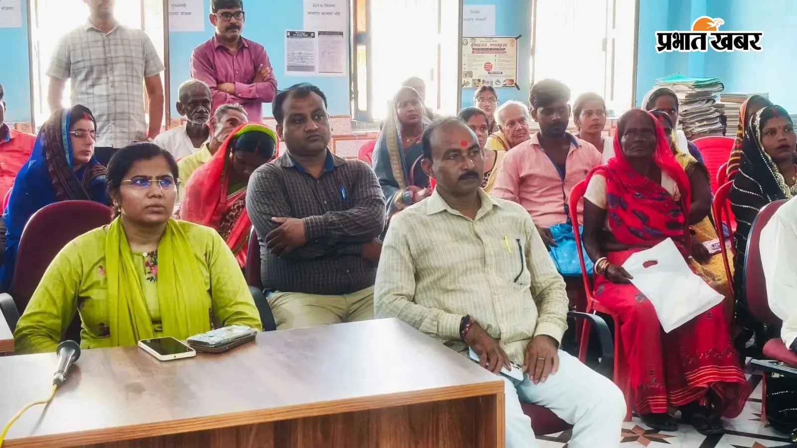 आयोजित कार्यक्रम का लाइव प्रसारण देखते बीडीओ, व अन्य अधिकारी-कर्मी आयोजित कार्यक्रम का लाइव प्रसारण देखते बीडीओ, व अन्य अधिकारी-कर्मी