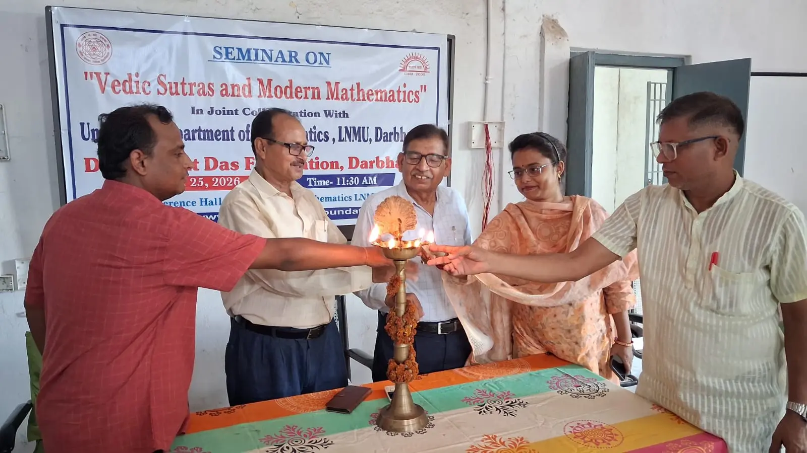 सेमिनार का उदघाटन करते मंचासीन अतिथि | Prabhat Khabar Network सेमिनार का उदघाटन करते मंचासीन अतिथि | Prabhat Khabar Network