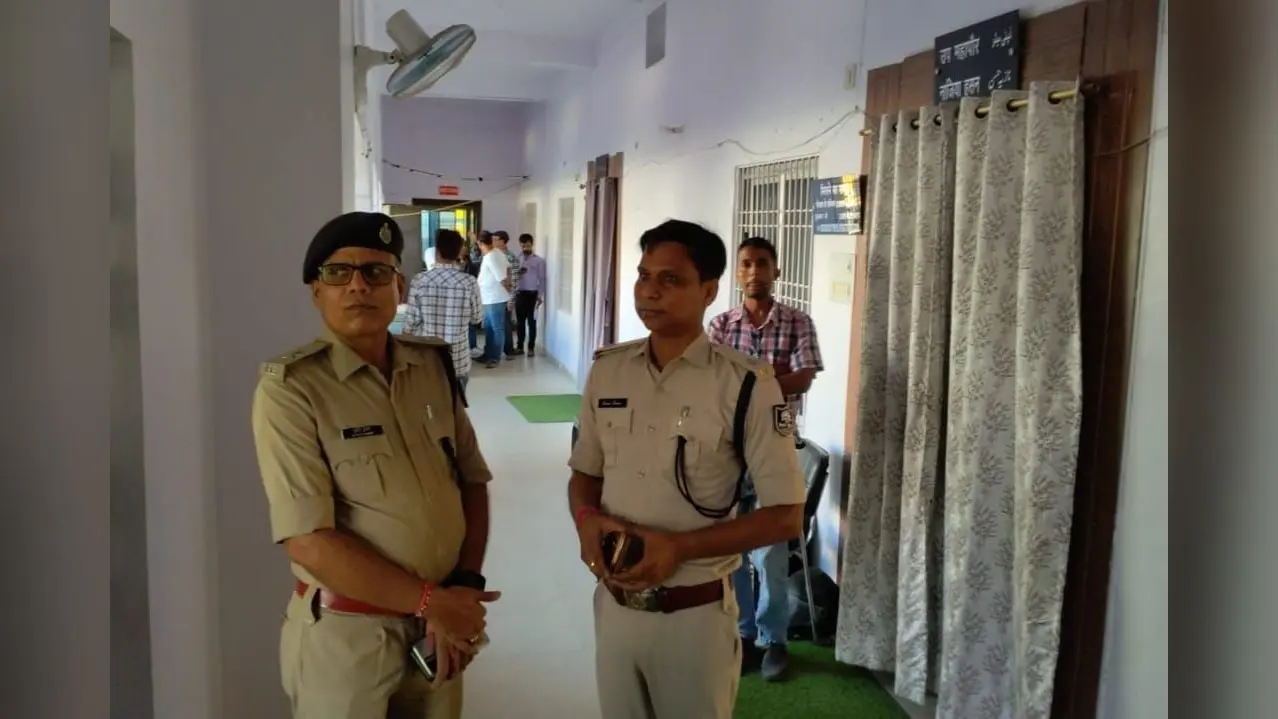 फोटो-1परिचय- डिप्टी मेयर की गिरफ्तारी को लेकर नगर निगम पहुंचे पुलिस अधिकारी. | Prabhat Khabar Network फोटो-1परिचय- डिप्टी मेयर की गिरफ्तारी को लेकर नगर निगम पहुंचे पुलिस अधिकारी. | Prabhat Khabar Network