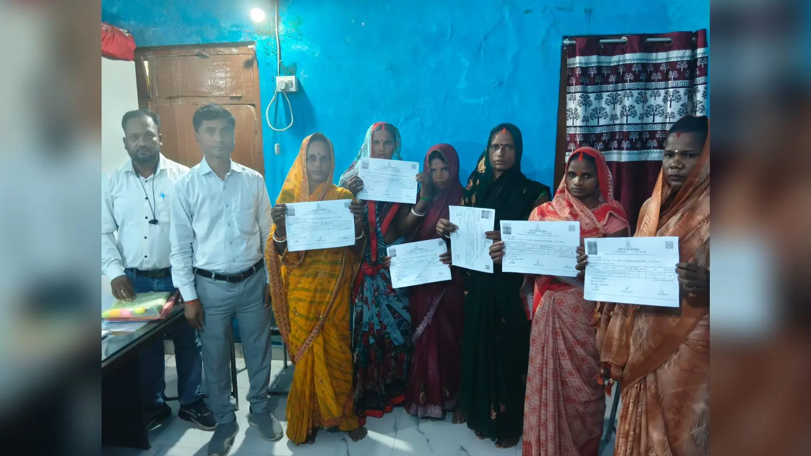 सीओ राकेश रोशन भारती भूमिहीन को पर्चा देते अंचल कार्यालय में। | Prabhat Khabar Network सीओ राकेश रोशन भारती भूमिहीन को पर्चा देते अंचल कार्यालय में। | Prabhat Khabar Network