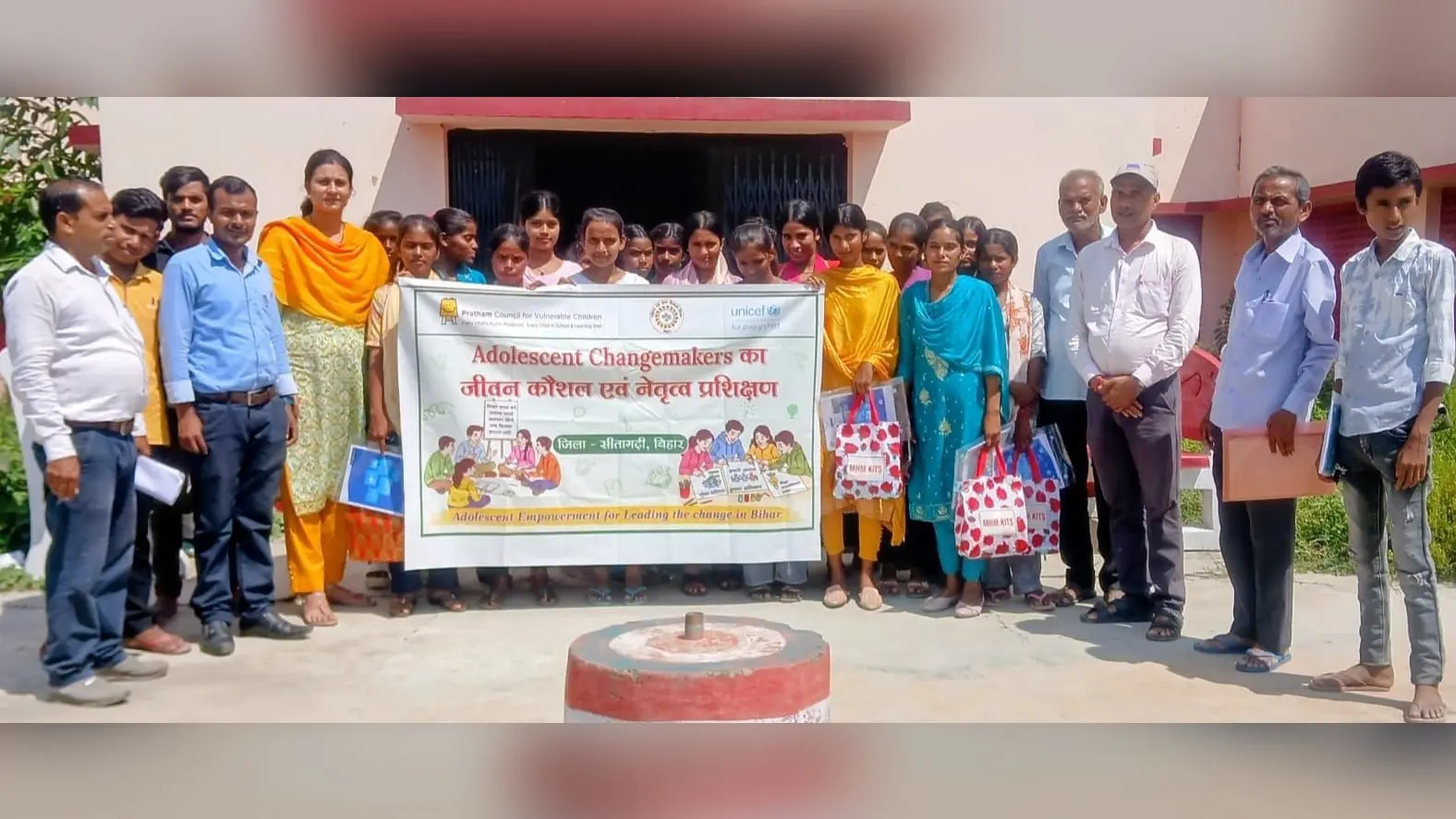 फोटो-कार्यक्रम में शामिल किशोर-किशोरी व अन्य. | Prabhat Khabar Network फोटो-कार्यक्रम में शामिल किशोर-किशोरी व अन्य. | Prabhat Khabar Network
