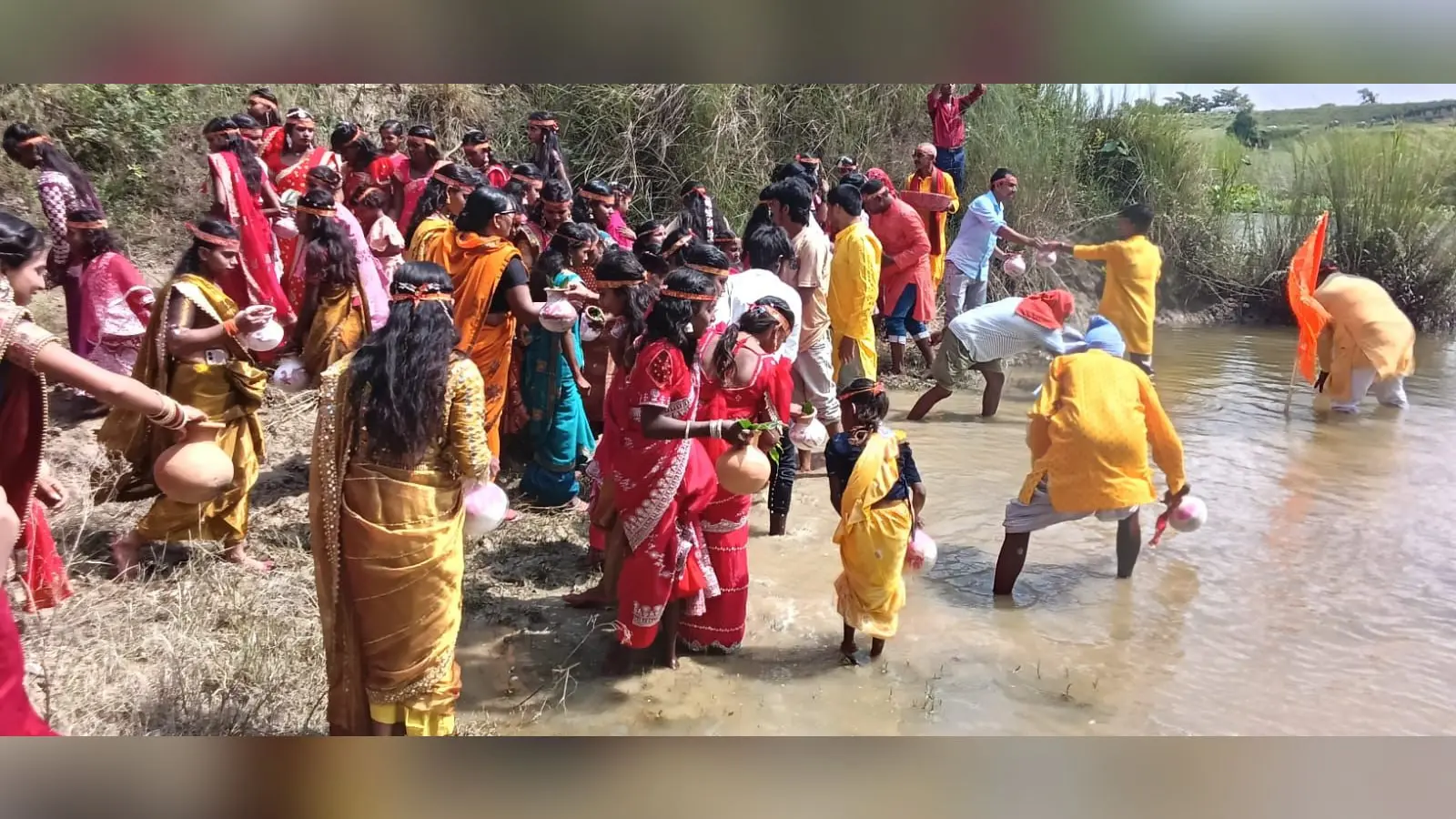 फोटो - नदी के धार में कलश भरती कुवांरी कन्याएं. | Prabhat Khabar Network फोटो - नदी के धार में कलश भरती कुवांरी कन्याएं. | Prabhat Khabar Network
