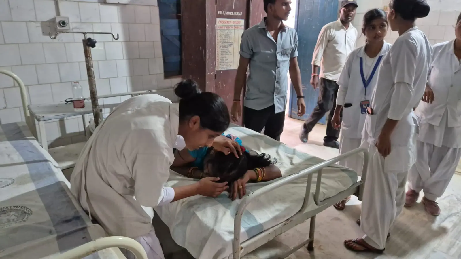 फोटो-मधेपुरा- 06- घायलों का उपचार करते नर्स | Prabhat Khabar Network फोटो-मधेपुरा- 06- घायलों का उपचार करते नर्स | Prabhat Khabar Network
