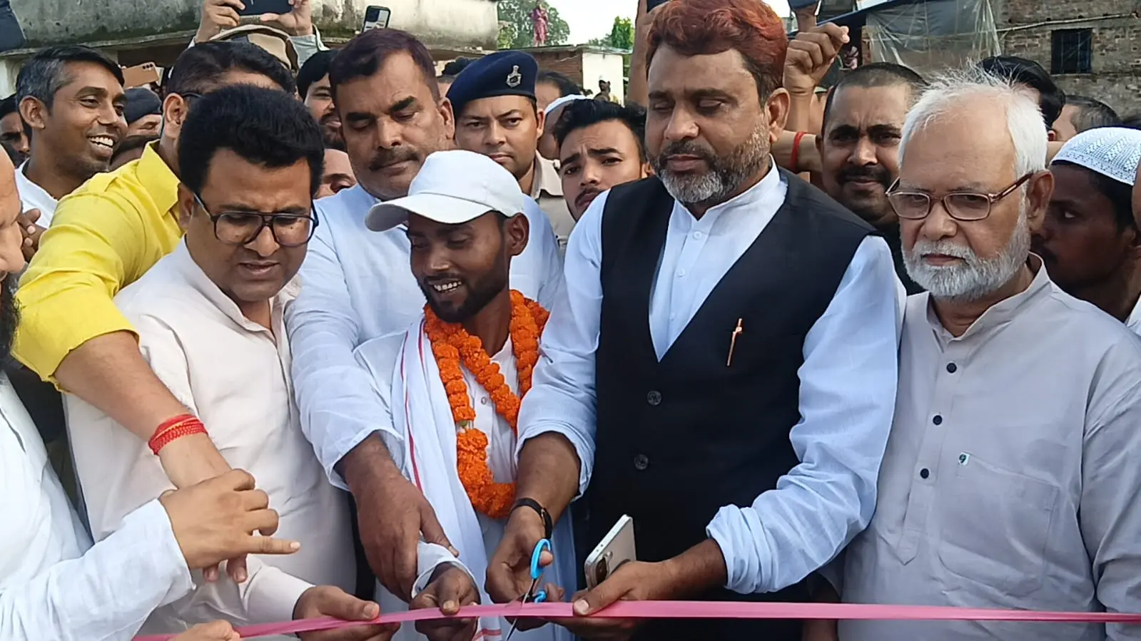 पुलिया का उद्घाटन करते अथिति | Prabhat Khabar Network पुलिया का उद्घाटन करते अथिति | Prabhat Khabar Network