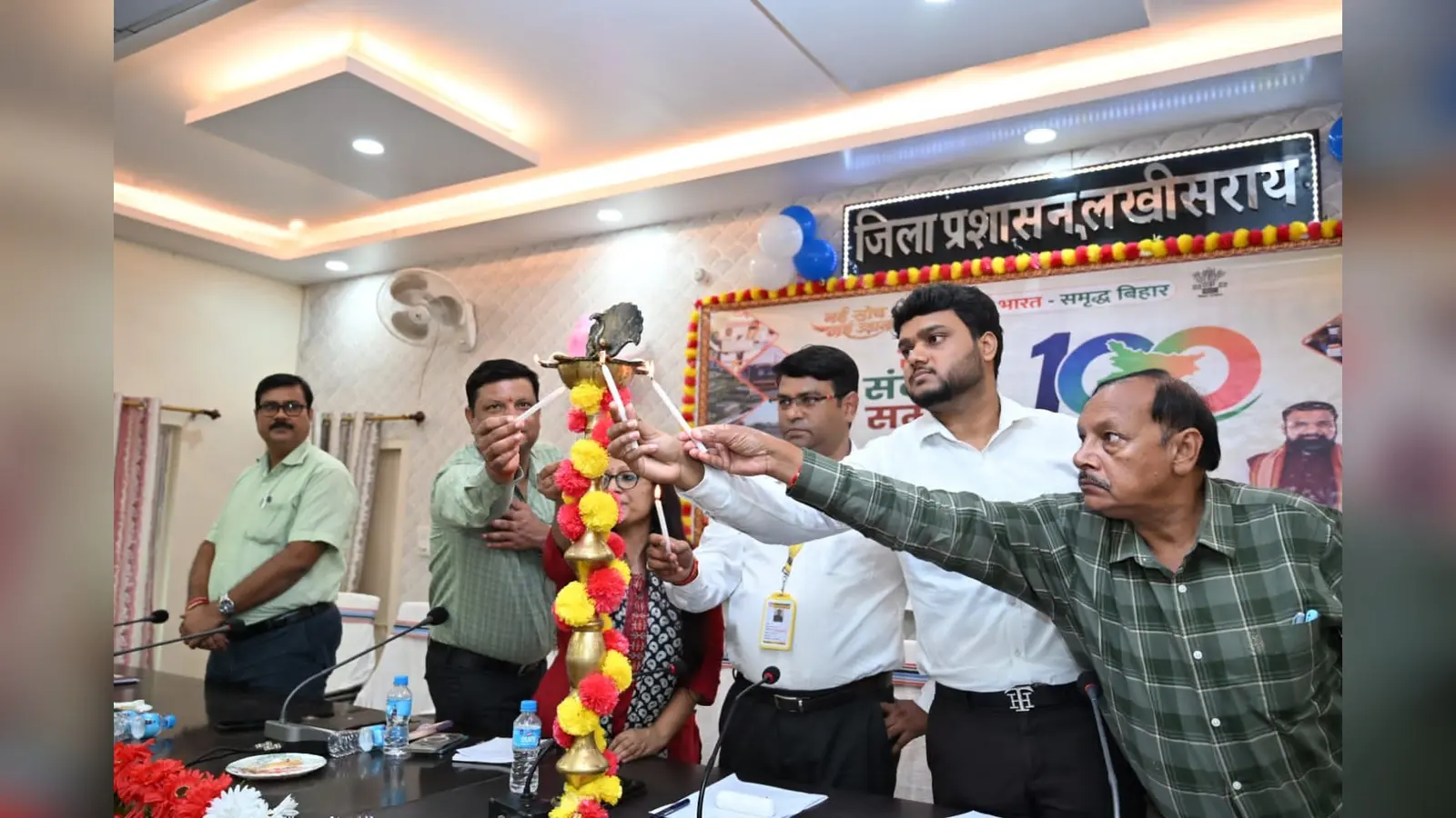 फोटो - कार्यक्रम का दीप प्रज्वलित कर शुभारंभ करते अधिकारी फोटो -उत्कृष्ट कर्मी को प्रशस्ति पत्र देकर सम्मानित करते एडीएम | Prabhat Khabar Network फोटो - कार्यक्रम का दीप प्रज्वलित कर शुभारंभ करते अधिकारी फोटो -उत्कृष्ट कर्मी को प्रशस्ति पत्र देकर सम्मानित करते एडीएम | Prabhat Khabar Network