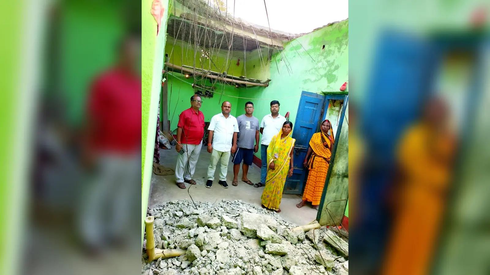 फोटो कैप्शन 25 बरकट्ठा 3 में - क्षतिग्रस्त मकान का जायजा लेने पहुंचे पूर्व मुखिया बसंत साव व अन्य. | Prabhat Khabar Network फोटो कैप्शन 25 बरकट्ठा 3 में - क्षतिग्रस्त मकान का जायजा लेने पहुंचे पूर्व मुखिया बसंत साव व अन्य. | Prabhat Khabar Network