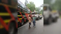 बस और ट्रेलर में भिड़ंत, चालक फंसा, बाल-बाल बचे 70 यात्री