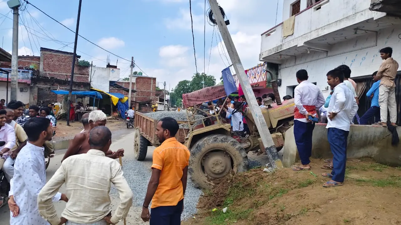 दुर्घटना ग्रस्त ट्रैक्टर | Prabhat Khabar Network दुर्घटना ग्रस्त ट्रैक्टर | Prabhat Khabar Network