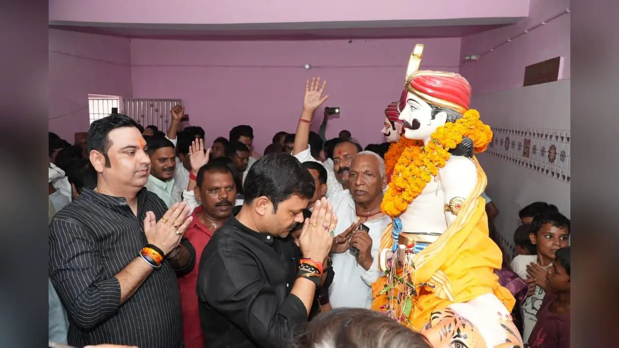 -फोटो-20- बाबा चौहरमल के प्रतिमा को नमन करते मंत्री | Prabhat Khabar Network -फोटो-20- बाबा चौहरमल के प्रतिमा को नमन करते मंत्री | Prabhat Khabar Network