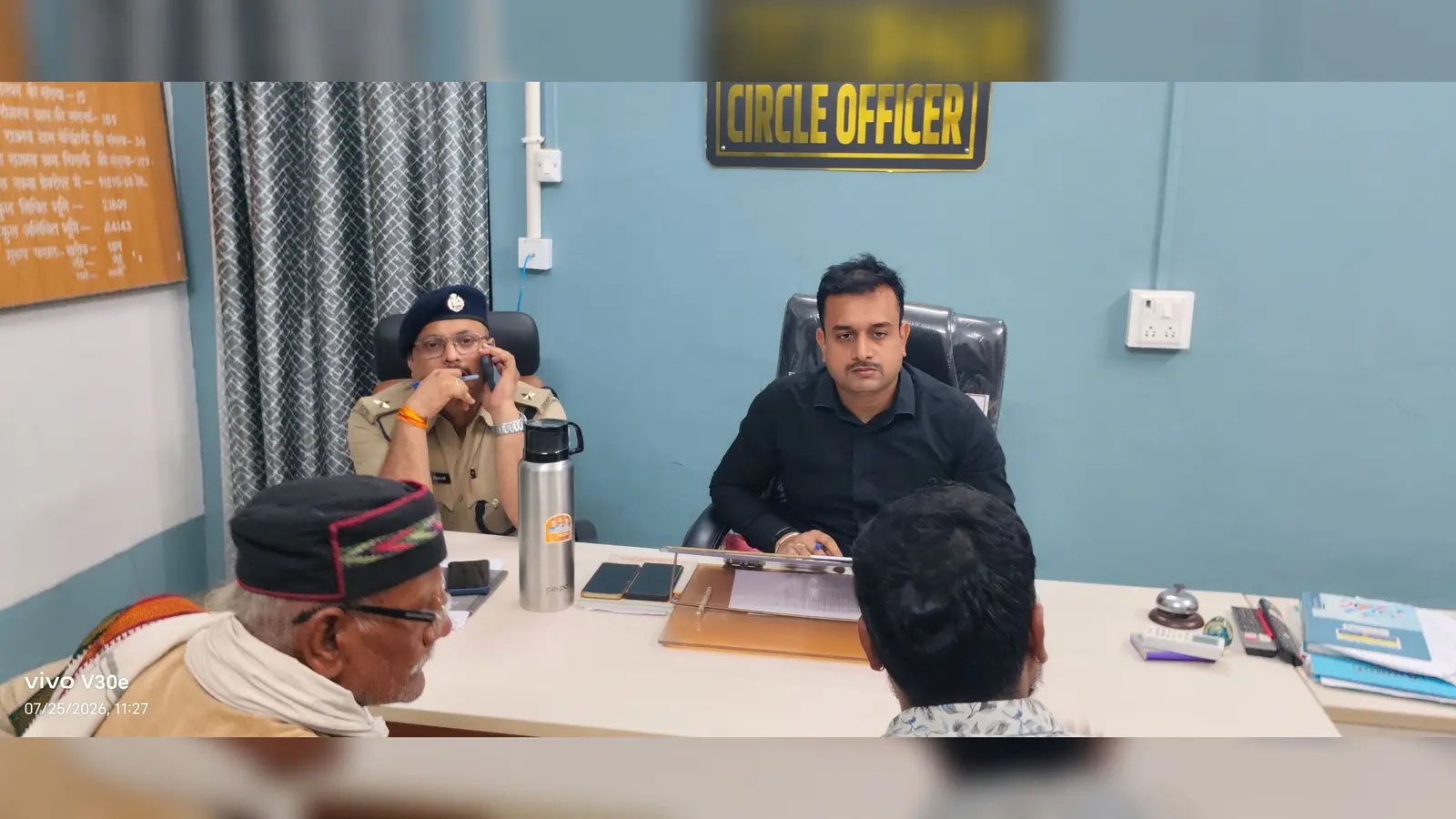 जनता दरवार में सुनवाई करते थानाध्यक्ष व सीओ | Prabhat Khabar Network जनता दरवार में सुनवाई करते थानाध्यक्ष व सीओ | Prabhat Khabar Network