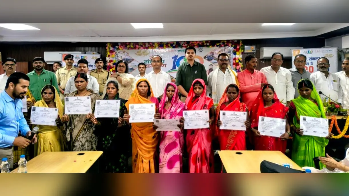 फ़ोटो कैप्शन-बंदोबस्ती पर्चा के साथ महिलाये व पदाधिकारी | Prabhat Khabar Network फ़ोटो कैप्शन-बंदोबस्ती पर्चा के साथ महिलाये व पदाधिकारी | Prabhat Khabar Network