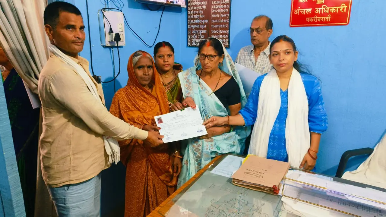 पकरीबरावां में भूमिहीन परिवारों को जमीन का पर्चा देते अंचलाधिकारी जिला परिषद सदस्य सहित अन्य. | Prabhat Khabar Network पकरीबरावां में भूमिहीन परिवारों को जमीन का पर्चा देते अंचलाधिकारी जिला परिषद सदस्य सहित अन्य. | Prabhat Khabar Network