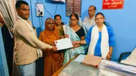 पकरीबरावां में छह भूमिहीन परिवारों को मिला जमीन का पर्चा, आवासीय सुरक्षा की मिली कानूनी गारंटी