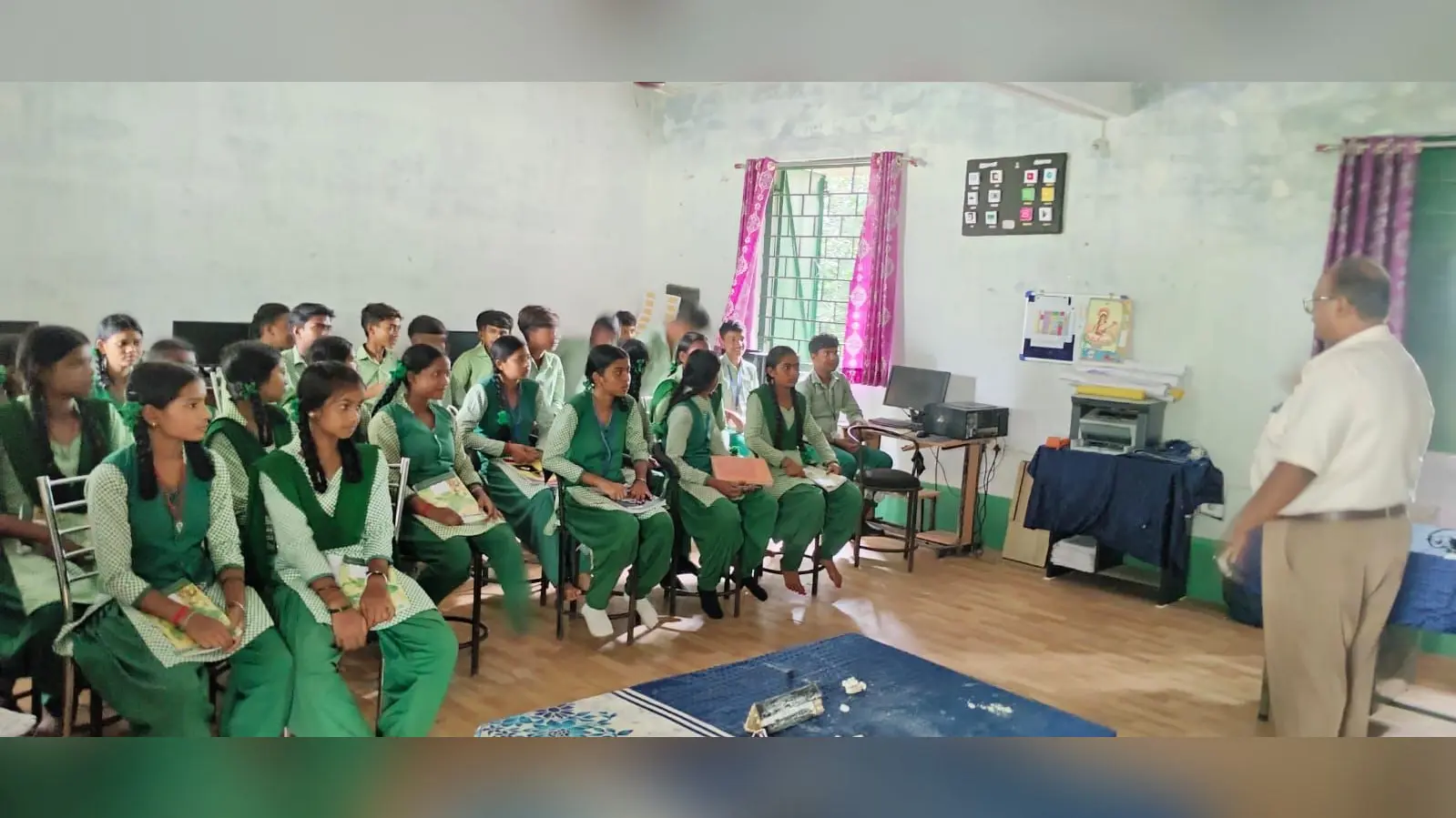 साइबर सुरक्षा एवं सुरक्षित डिजिटल बैंकिंग विषय पर जानकारी लेते हुए विद्यार्थी। | Prabhat Khabar Network साइबर सुरक्षा एवं सुरक्षित डिजिटल बैंकिंग विषय पर जानकारी लेते हुए विद्यार्थी। | Prabhat Khabar Network