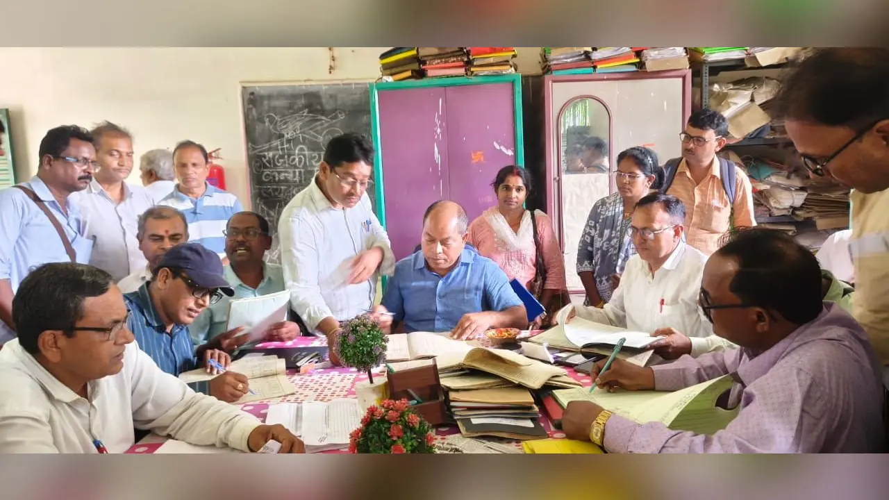 शिविर में सेवा पुस्तिका का सत्यापन करते बीईईओ अभिताभ झा व अन्य | Prabhat Khabar Network शिविर में सेवा पुस्तिका का सत्यापन करते बीईईओ अभिताभ झा व अन्य | Prabhat Khabar Network