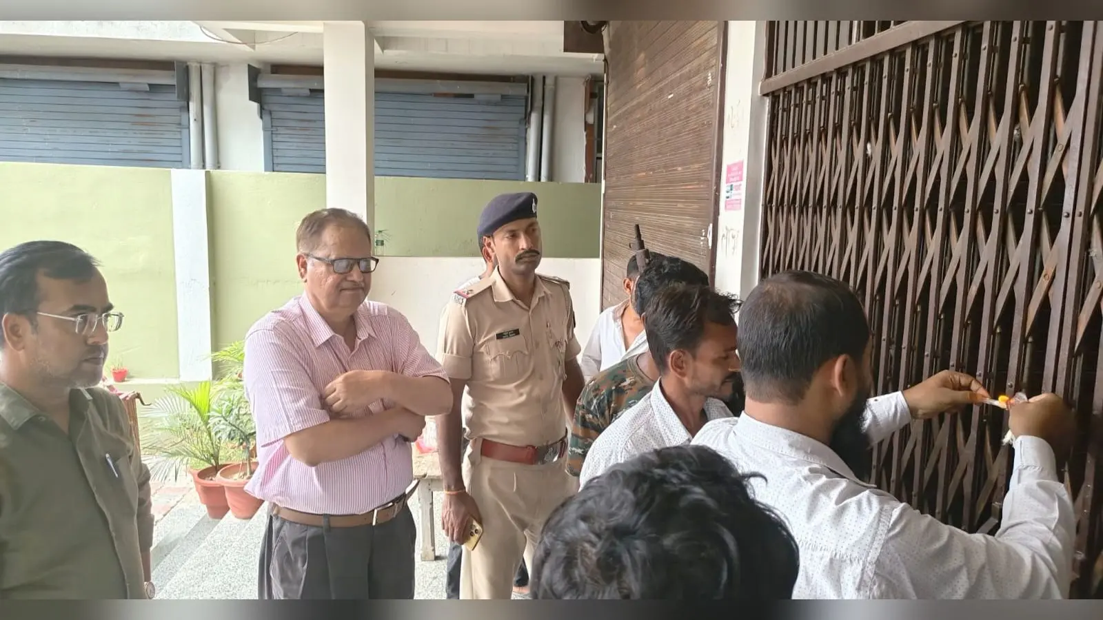 अनिंद्य हेल्थ केयर को सील करते डॉ विवेकानंद झा व अन्य. | Prabhat Khabar Network अनिंद्य हेल्थ केयर को सील करते डॉ विवेकानंद झा व अन्य. | Prabhat Khabar Network