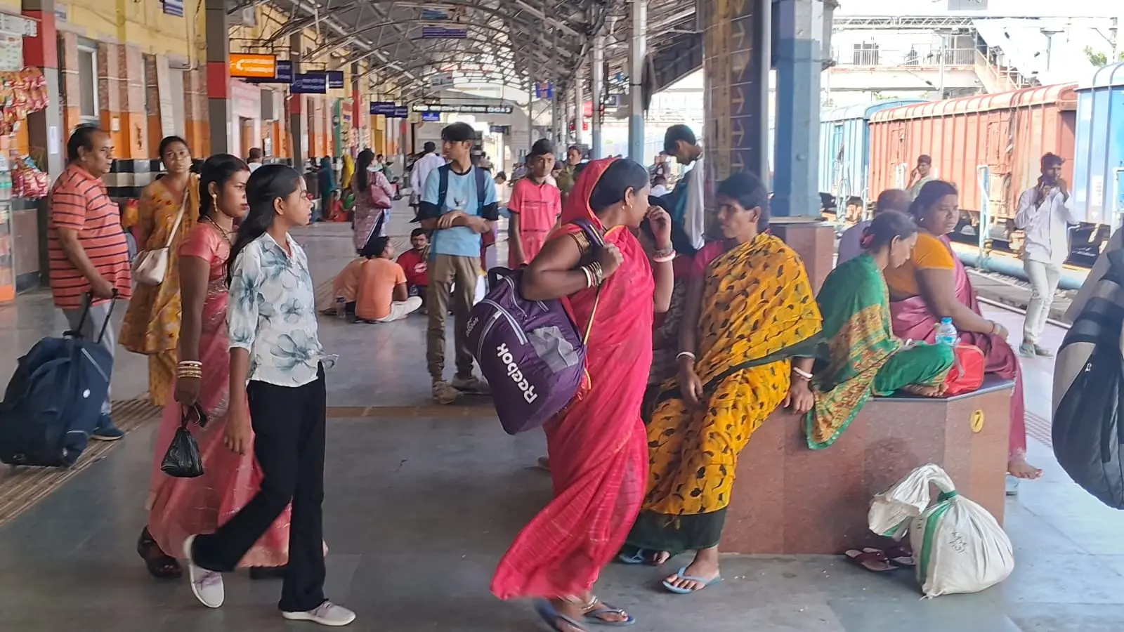 जमालपुर स्टेशन पर यात्री | Prabhat Khabar Network जमालपुर स्टेशन पर यात्री | Prabhat Khabar Network