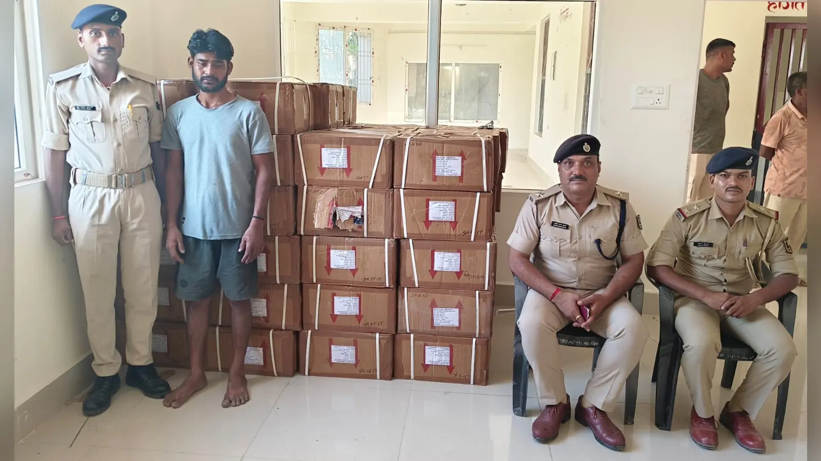 बरामद कफ सिरफ के साथ पसराहा पुलिस | Prabhat Khabar Network बरामद कफ सिरफ के साथ पसराहा पुलिस | Prabhat Khabar Network