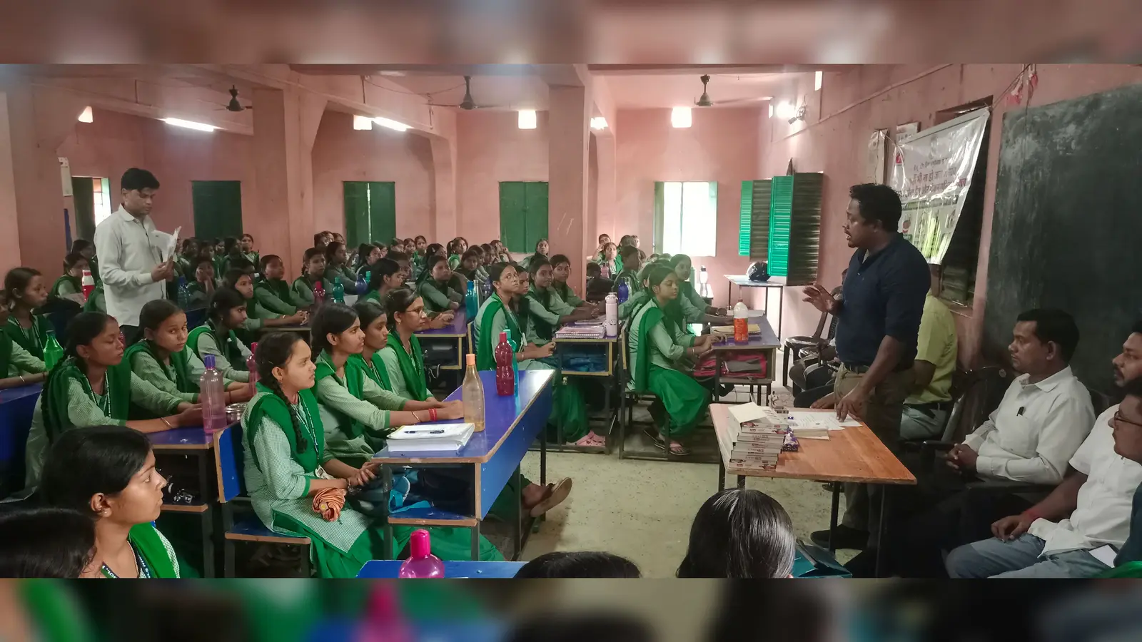 07 छात्राओं को जानकारी देते डॉ उजाला मुर्मू | Prabhat Khabar Network 07 छात्राओं को जानकारी देते डॉ उजाला मुर्मू | Prabhat Khabar Network