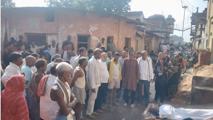 मातम मनाते परिजन एवं ग्रामीण. | Prabhat Khabar Network मातम मनाते परिजन एवं ग्रामीण. | Prabhat Khabar Network