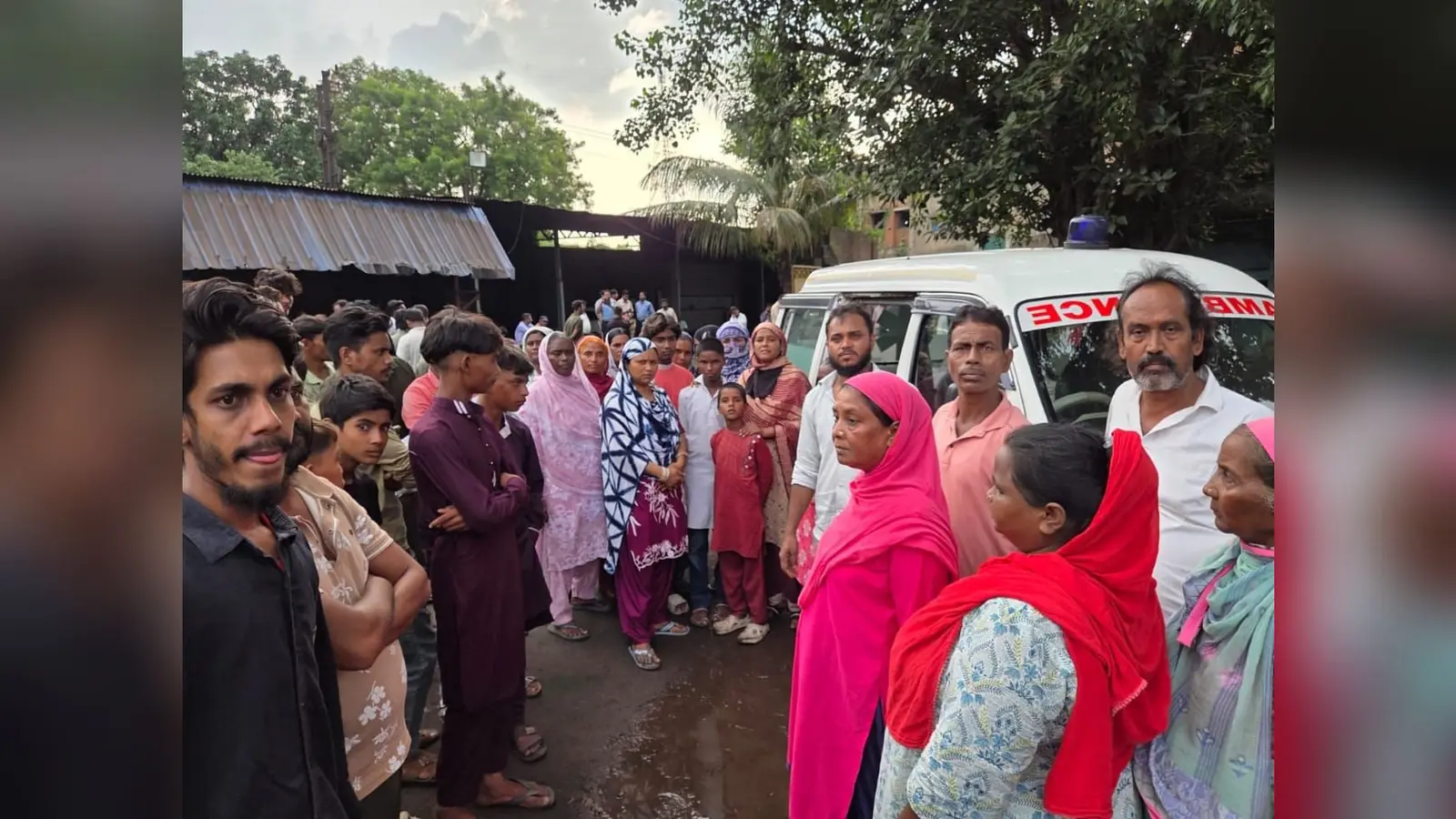 एम्बुलेंस में शव को लेकर प्रदर्शन करते परिजन | Prabhat Khabar Network एम्बुलेंस में शव को लेकर प्रदर्शन करते परिजन | Prabhat Khabar Network