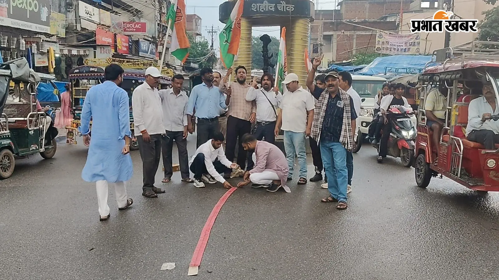 आतिशबाजी करते कांग्रेस के कार्यकर्ता आतिशबाजी करते कांग्रेस के कार्यकर्ता