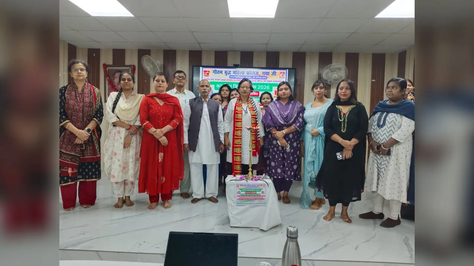 कार्यक्रम के दौरान प्राचार्य व अन्य | Prabhat Khabar Network कार्यक्रम के दौरान प्राचार्य व अन्य | Prabhat Khabar Network
