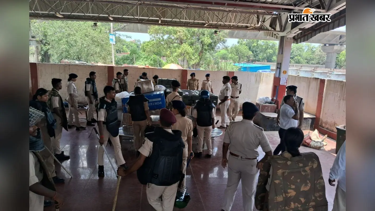फ्लैग मार्च करती पुलिस फ्लैग मार्च करती पुलिस