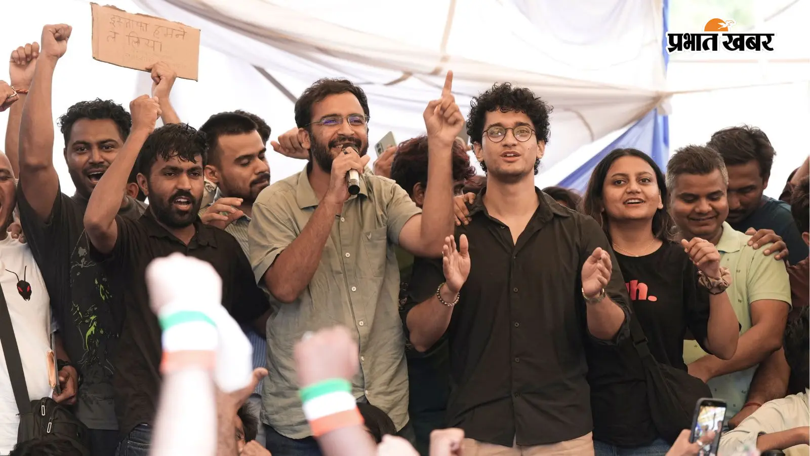 कॉकरोच जनता पार्टी के कार्यकर्ता जश्न मनाते हुए, फोटो पीटीआई कॉकरोच जनता पार्टी के कार्यकर्ता जश्न मनाते हुए, फोटो पीटीआई