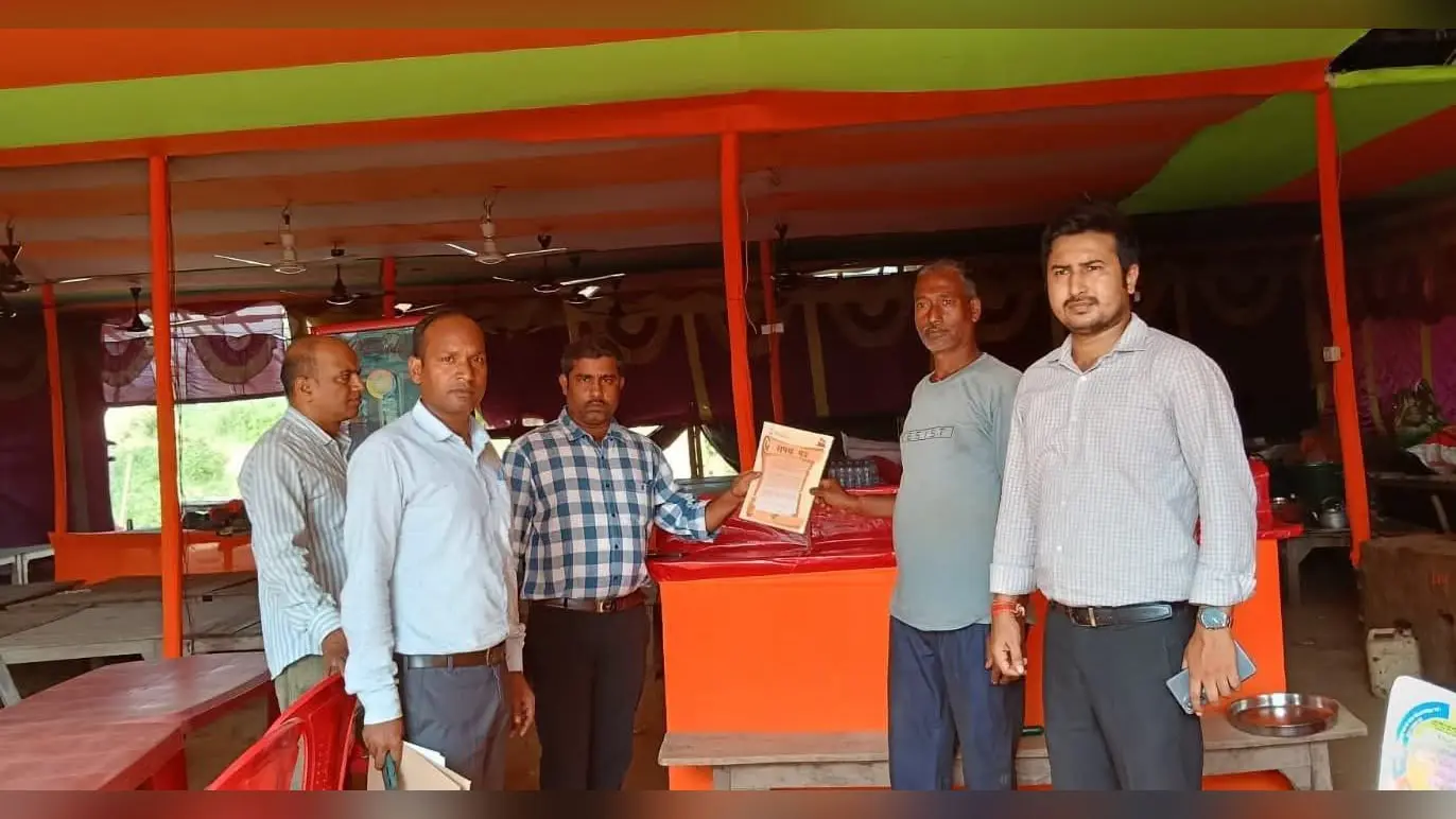 जागरूकता अभियान चलाते श्रम अधीक्षक | Prabhat Khabar Network जागरूकता अभियान चलाते श्रम अधीक्षक | Prabhat Khabar Network