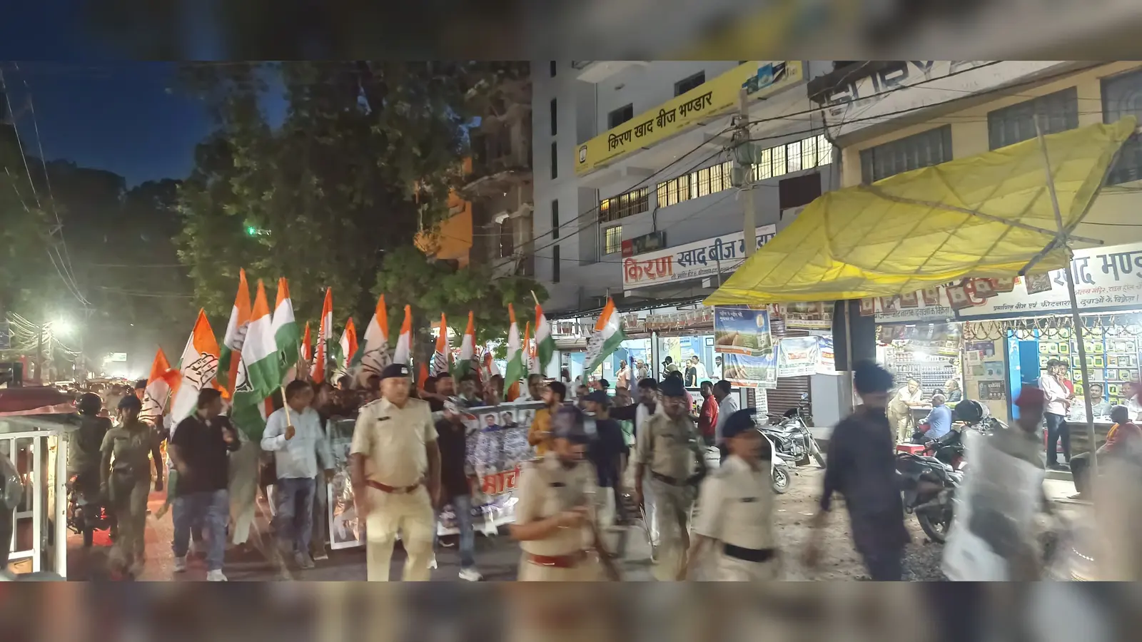 विजय जुलूस में शामिल कांग्रेस कार्यकर्ता | Prabhat Khabar Network विजय जुलूस में शामिल कांग्रेस कार्यकर्ता | Prabhat Khabar Network