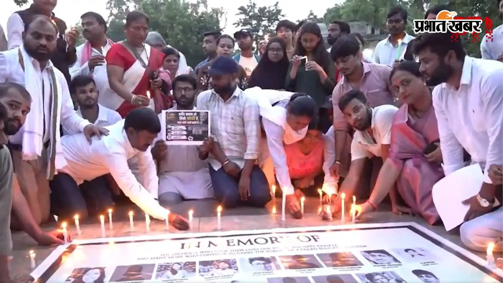 उत्तर प्रदेश के लखनऊ में लोगों ने NEET पेपर लीक के पीड़ितों को श्रद्धांजलि देने के लिए कैंडल मार्च निकाला उत्तर प्रदेश के लखनऊ में लोगों ने NEET पेपर लीक के पीड़ितों को श्रद्धांजलि देने के लिए कैंडल मार्च निकाला
