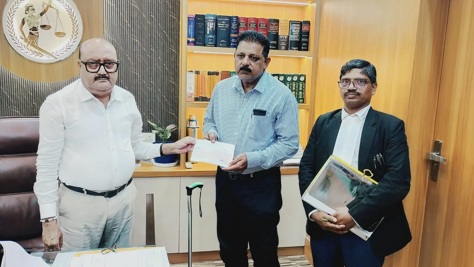 दावाकर्ता को चेक प्रदान करते प्रधान जिला एवं सत्र न्यायाधीश | Prabhat Khabar Network दावाकर्ता को चेक प्रदान करते प्रधान जिला एवं सत्र न्यायाधीश | Prabhat Khabar Network