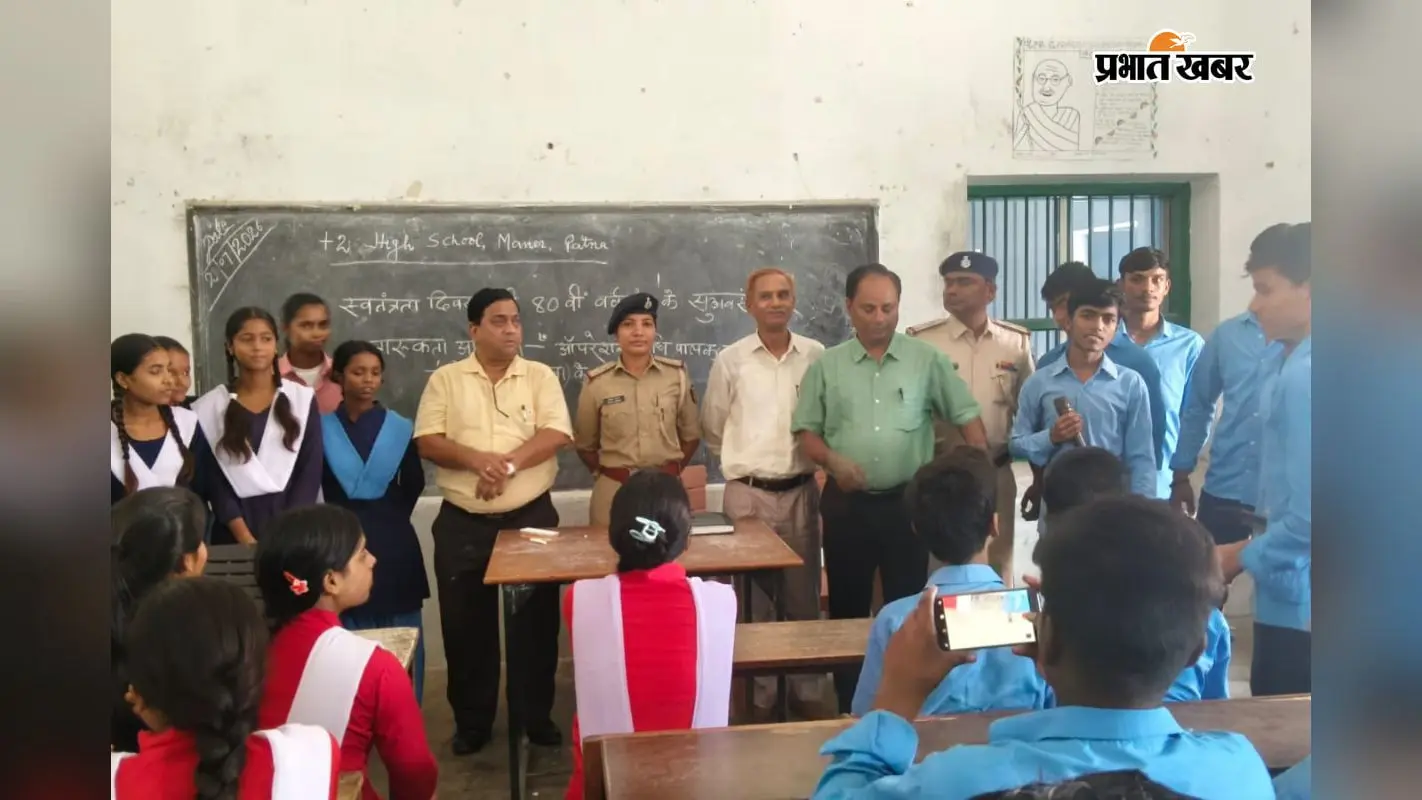 कार्यक्रम में मौजूद छात्र-छात्राएं व शिक्षक कार्यक्रम में मौजूद छात्र-छात्राएं व शिक्षक